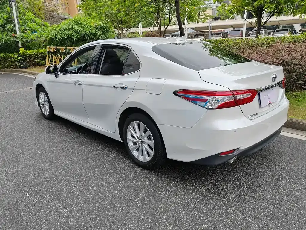 Toyota Camry — фото 9