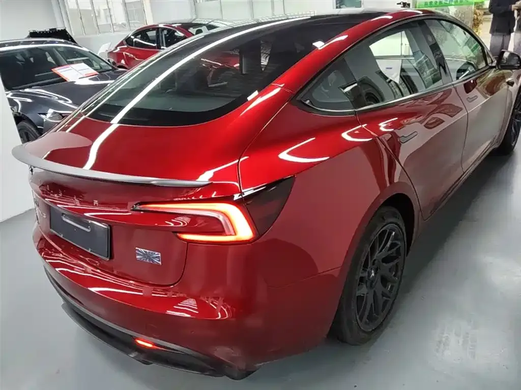 Tesla Model 3 — фото 9