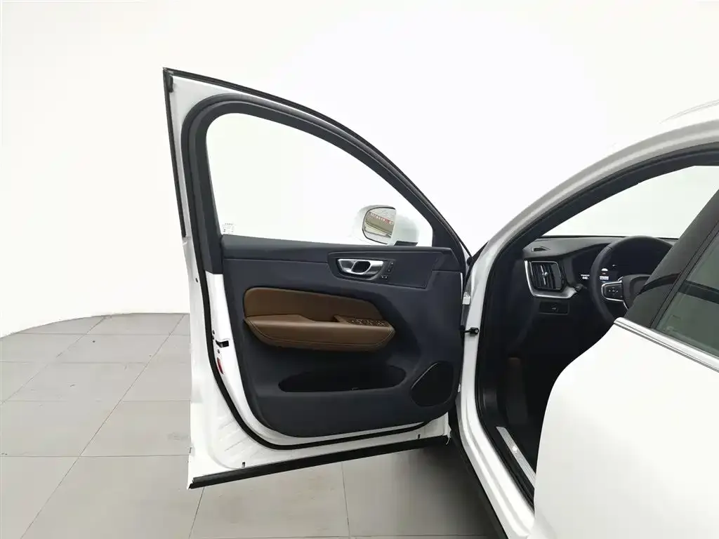 Volvo XC60 — фото 6