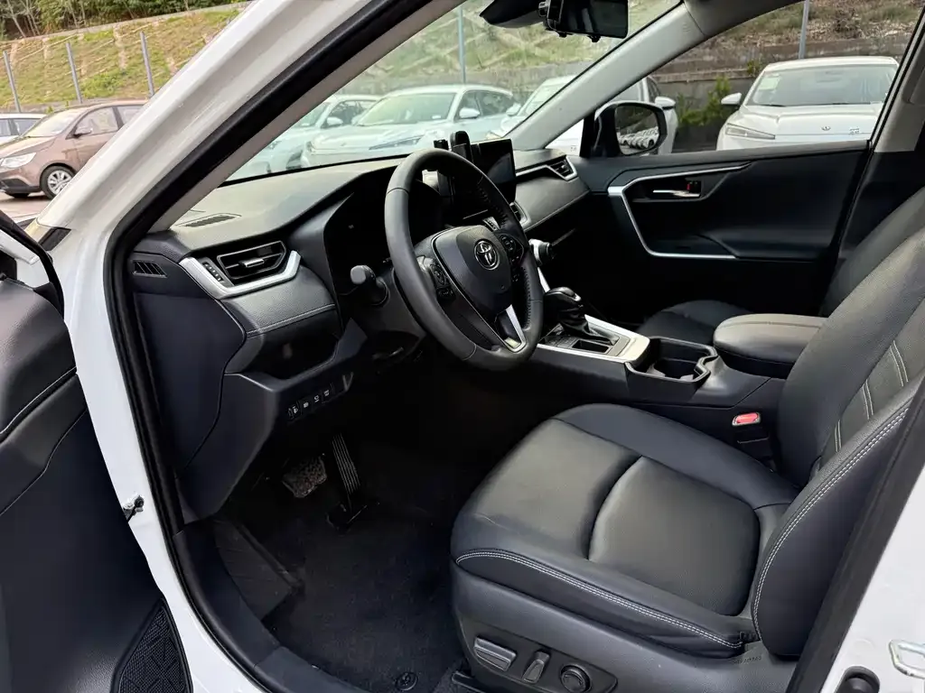 Toyota RAV4 — фото 2