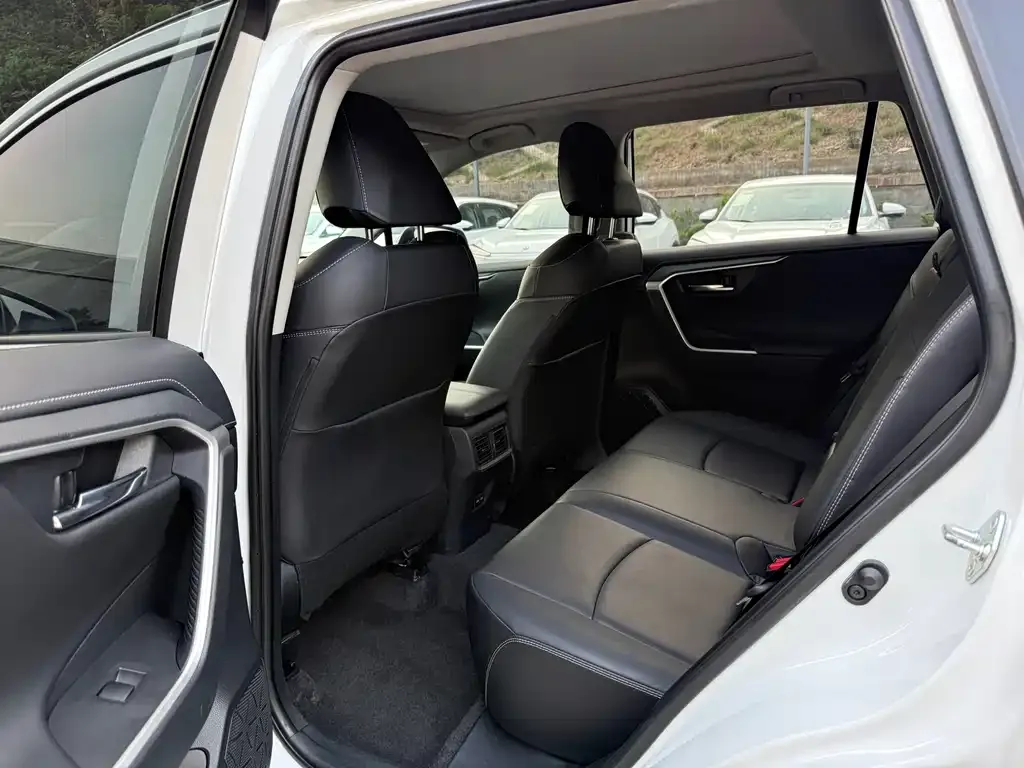 Toyota RAV4 — фото 3