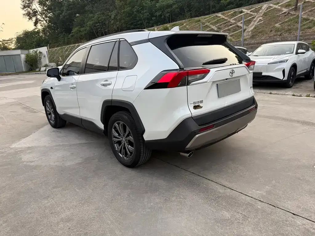 Toyota RAV4 — фото 5