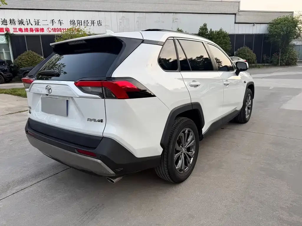 Toyota RAV4 — фото 7