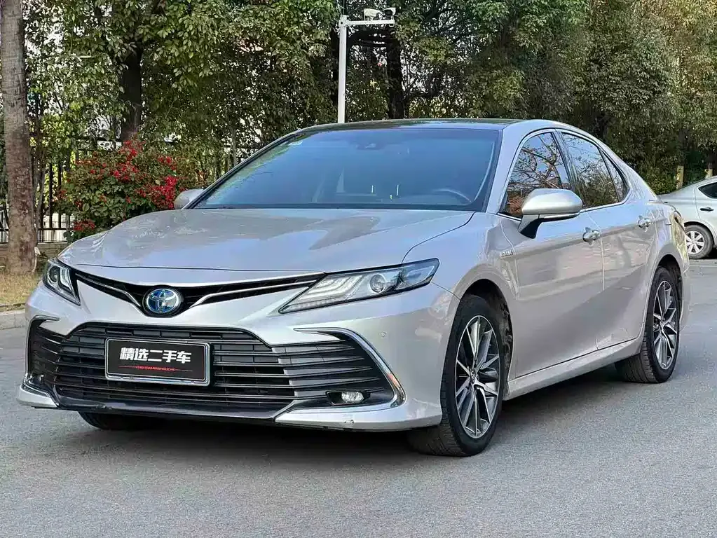 Toyota Camry — фото 1