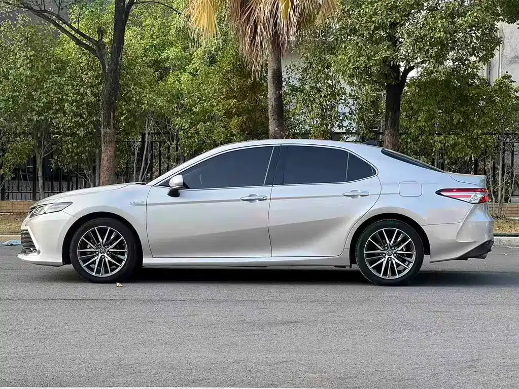 Toyota Camry — фото 8