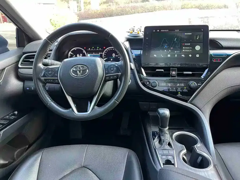 Toyota Camry — фото 2