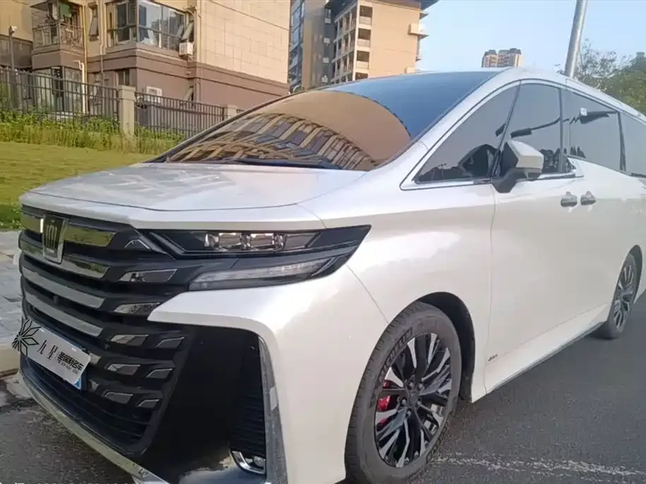 Toyota Vellfire — фото 1