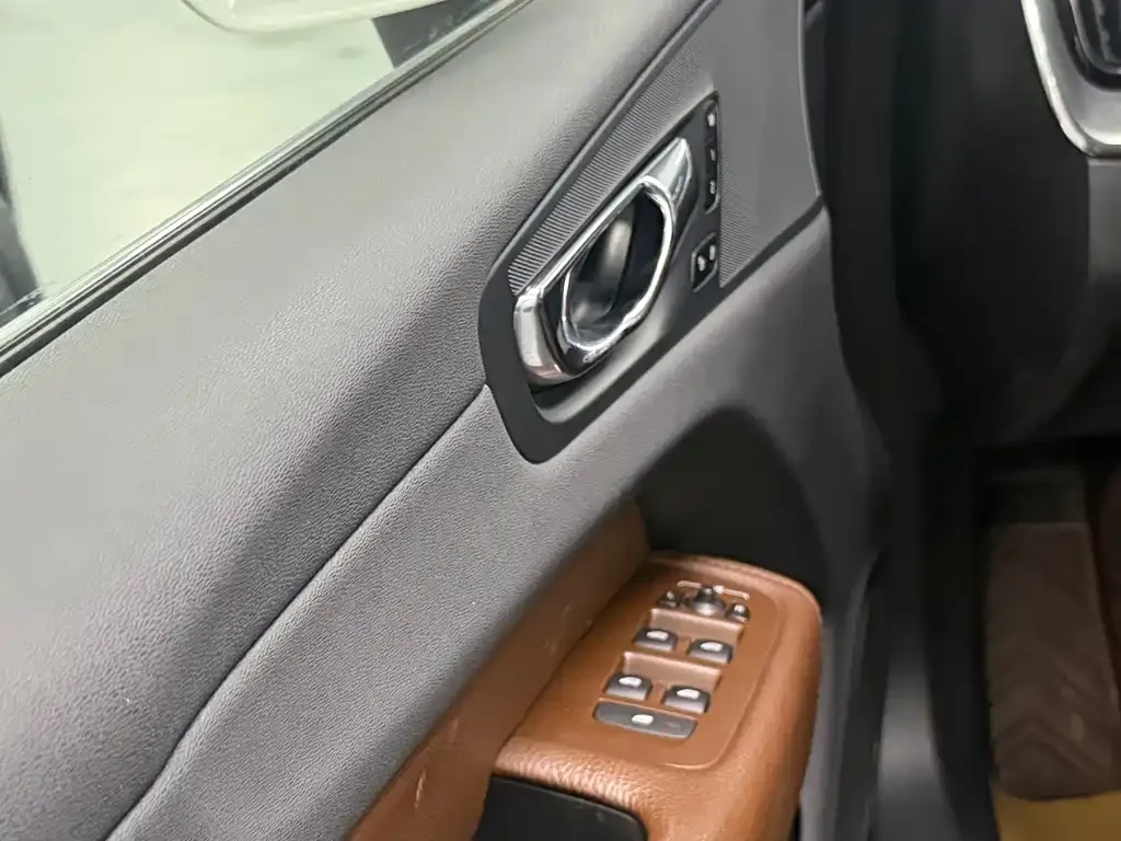 Volvo XC60 — фото 2