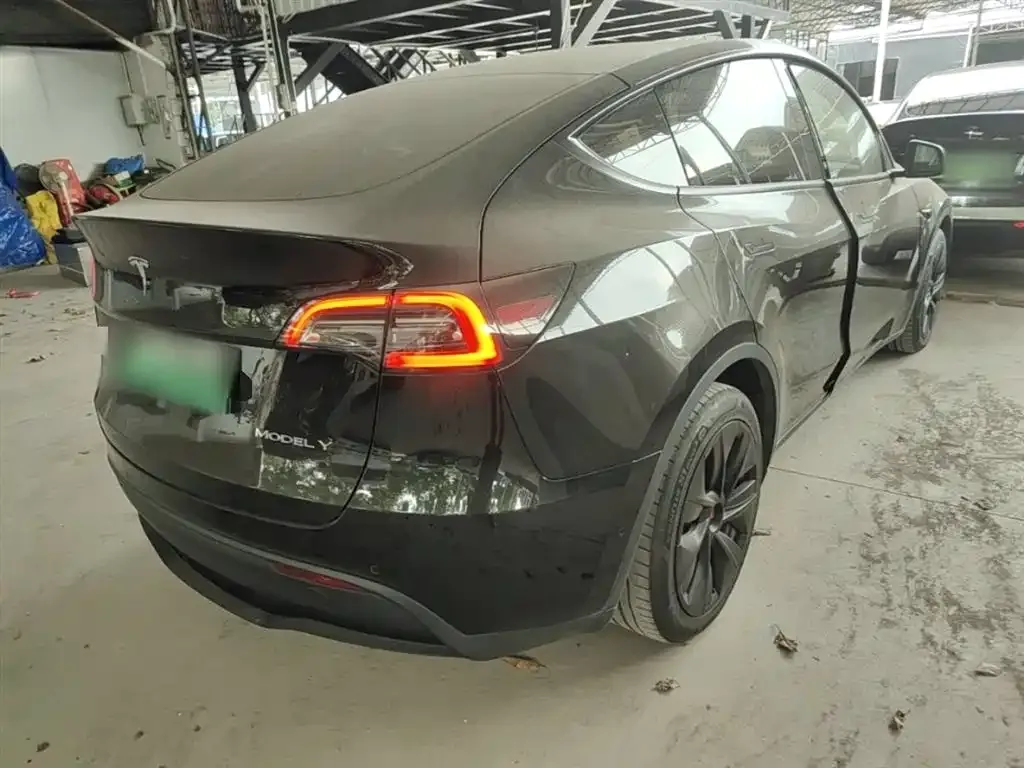 Tesla Model Y — фото 10