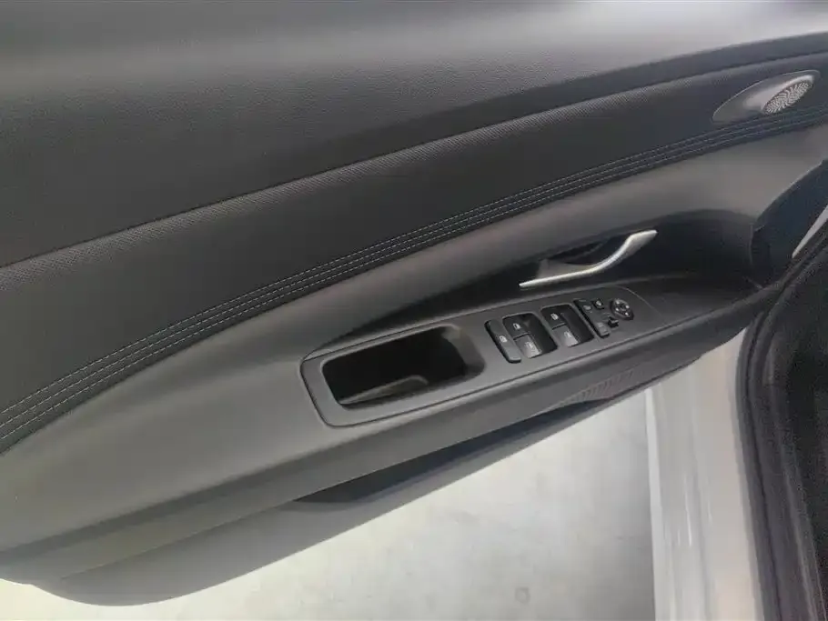 Hyundai Elantra — фото 3