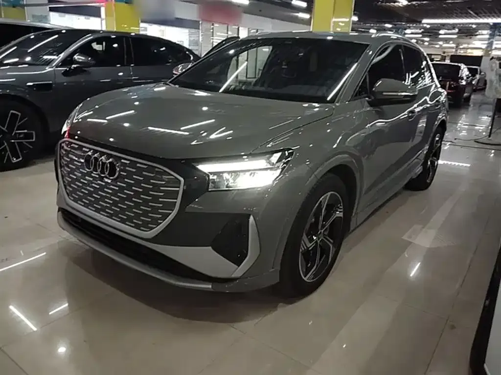 Audi Q4 e-tron — фото 1