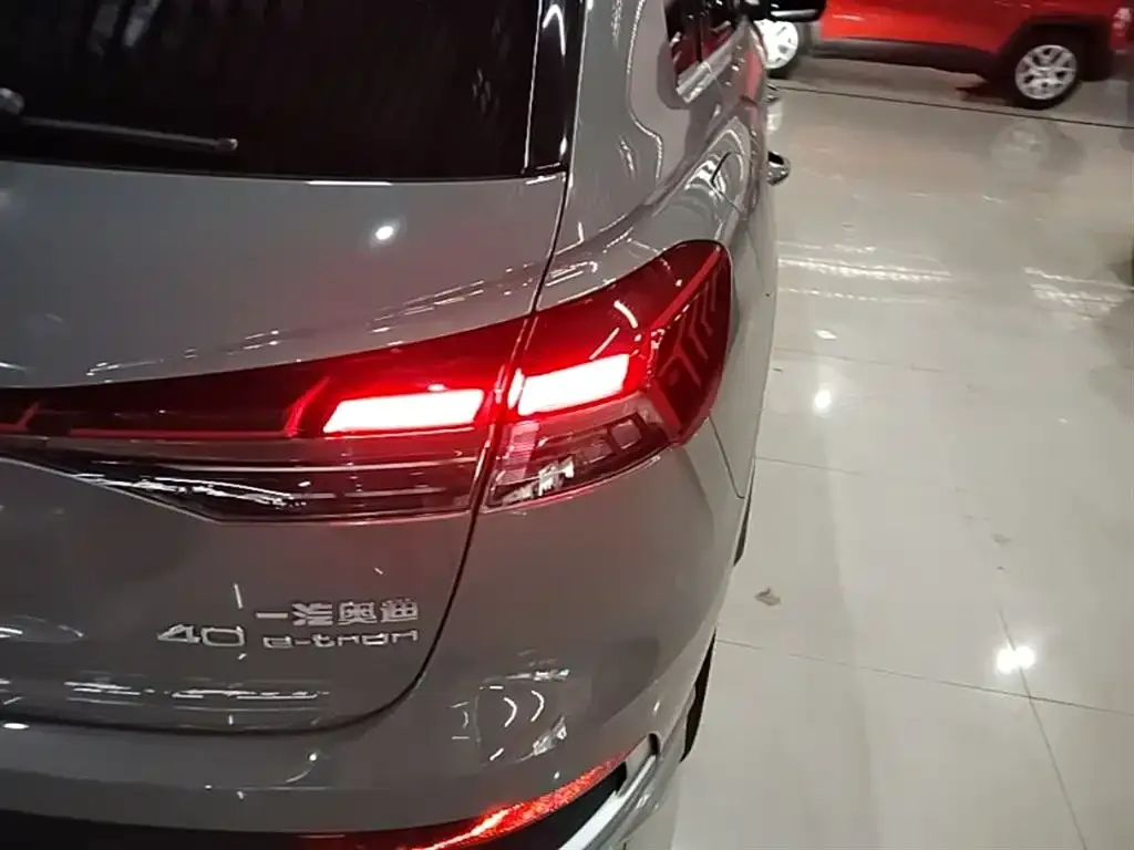 Audi Q4 e-tron — фото 4