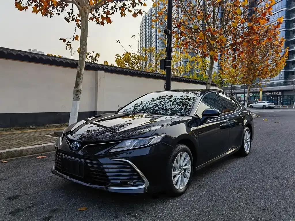 Toyota Camry — фото 1