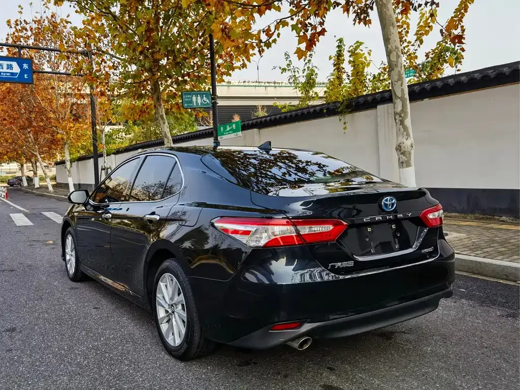 Toyota Camry — фото 6