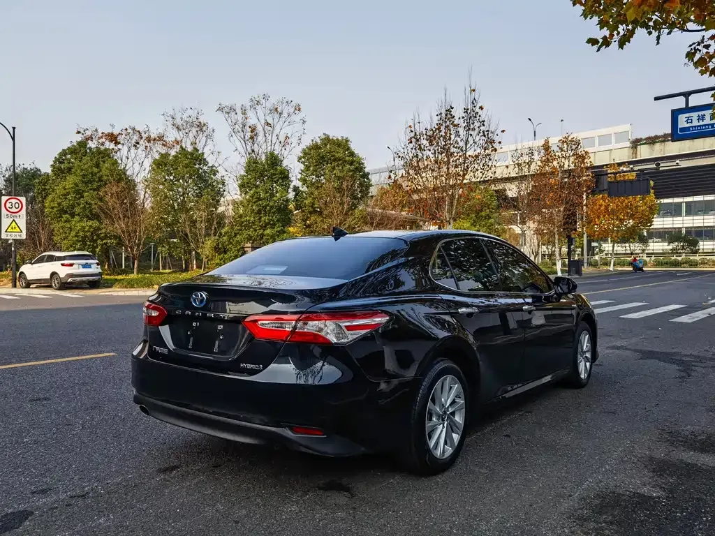 Toyota Camry — фото 5