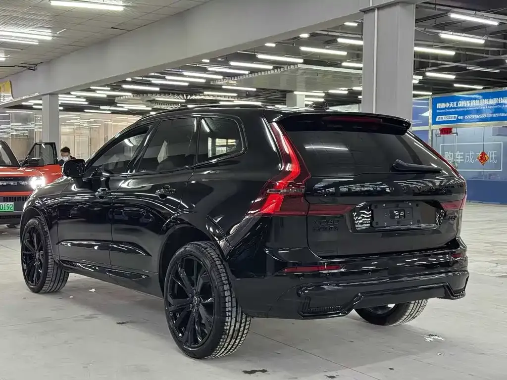 Volvo XC60 — фото 9
