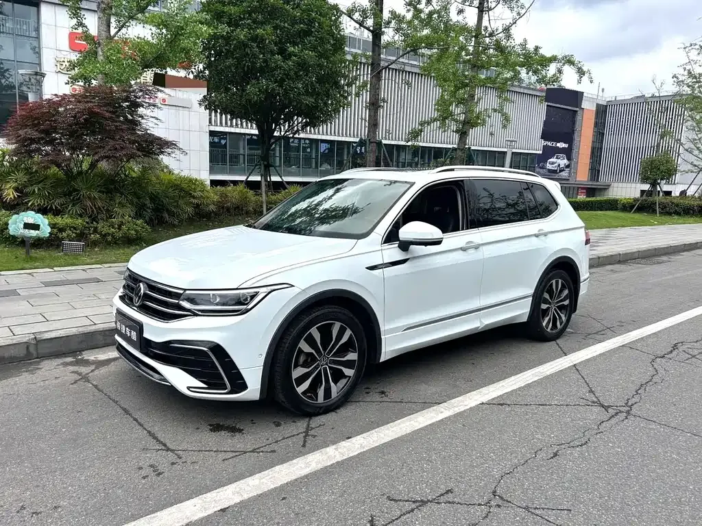 Volkswagen Tiguan L — фото 1
