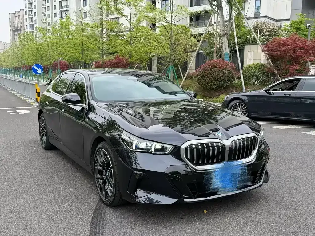BMW 5 Series — фото 9