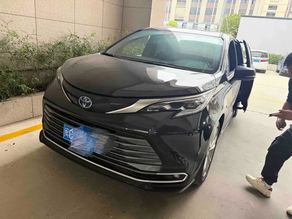 Toyota Sienna — фото 1