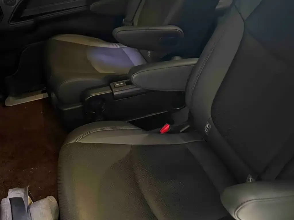 Toyota Sienna — фото 4
