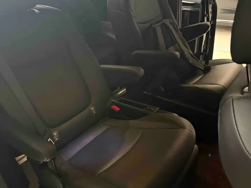 Toyota Sienna — фото 10