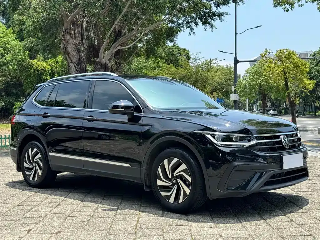 Volkswagen Tiguan L — фото 10