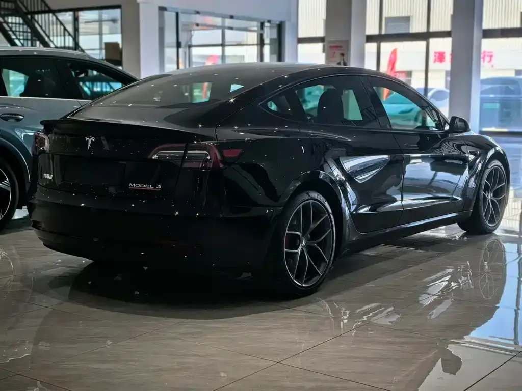 Tesla Model 3 — фото 10