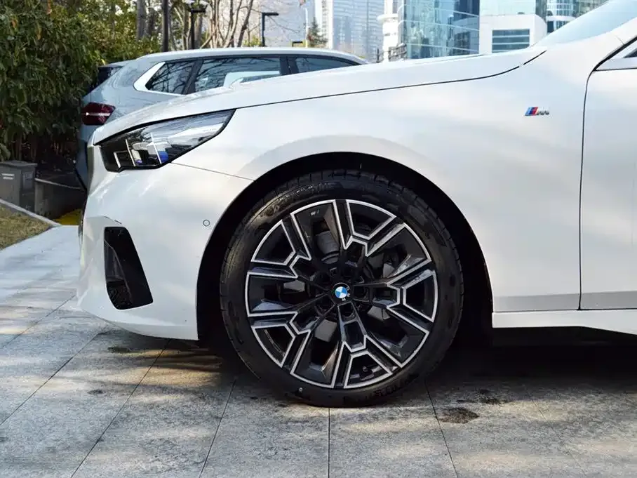 BMW 5 Series 2025 из CN, фото 8