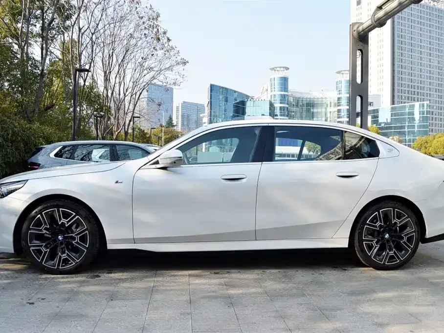 BMW 5 Series 2025 из CN, фото 2