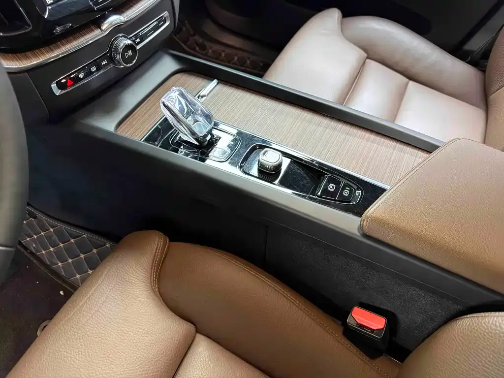 Volvo XC60 — фото 10