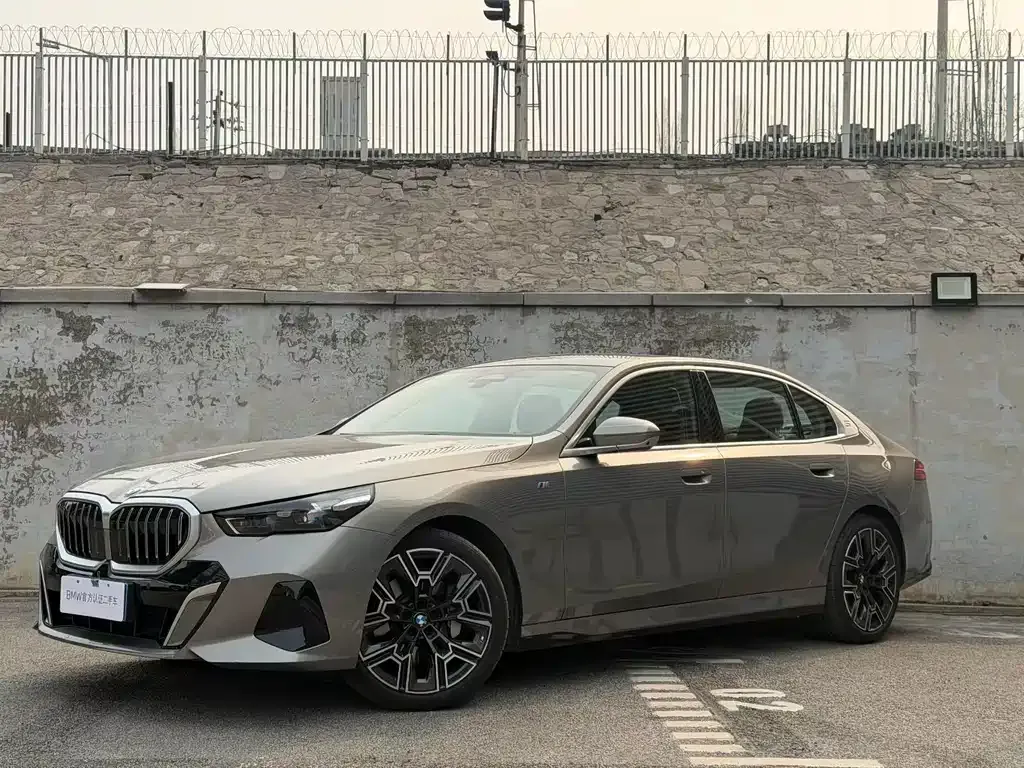 BMW 5 Series — фото 1
