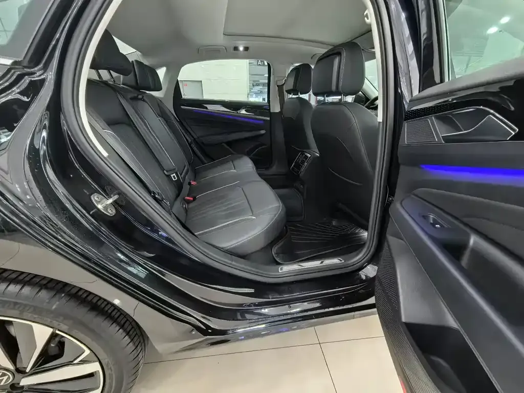 Volkswagen Passat 2023 из CN, фото 4