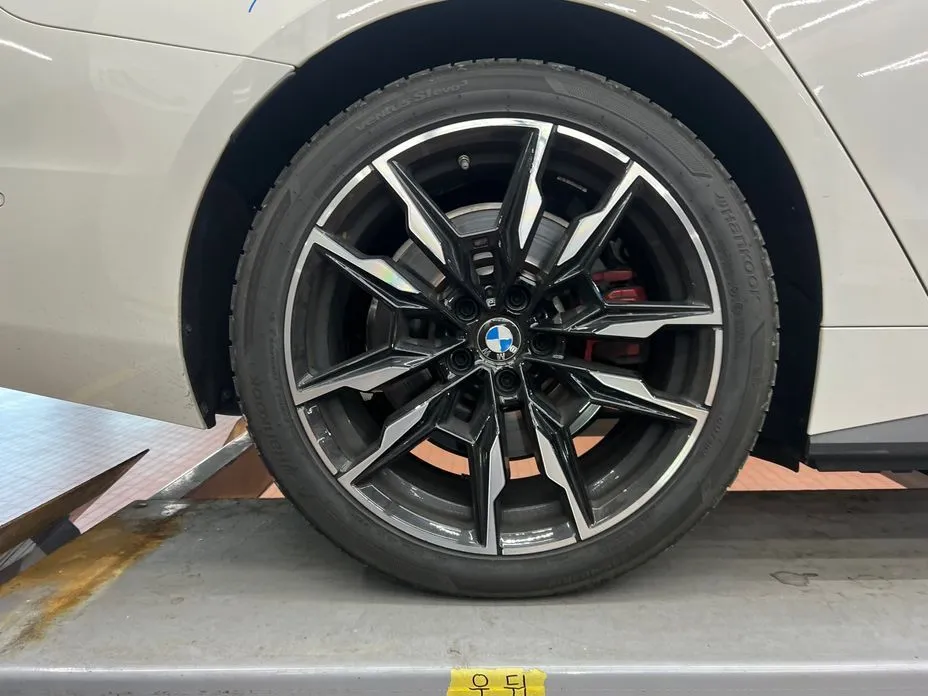 BMW i4 — фото 6