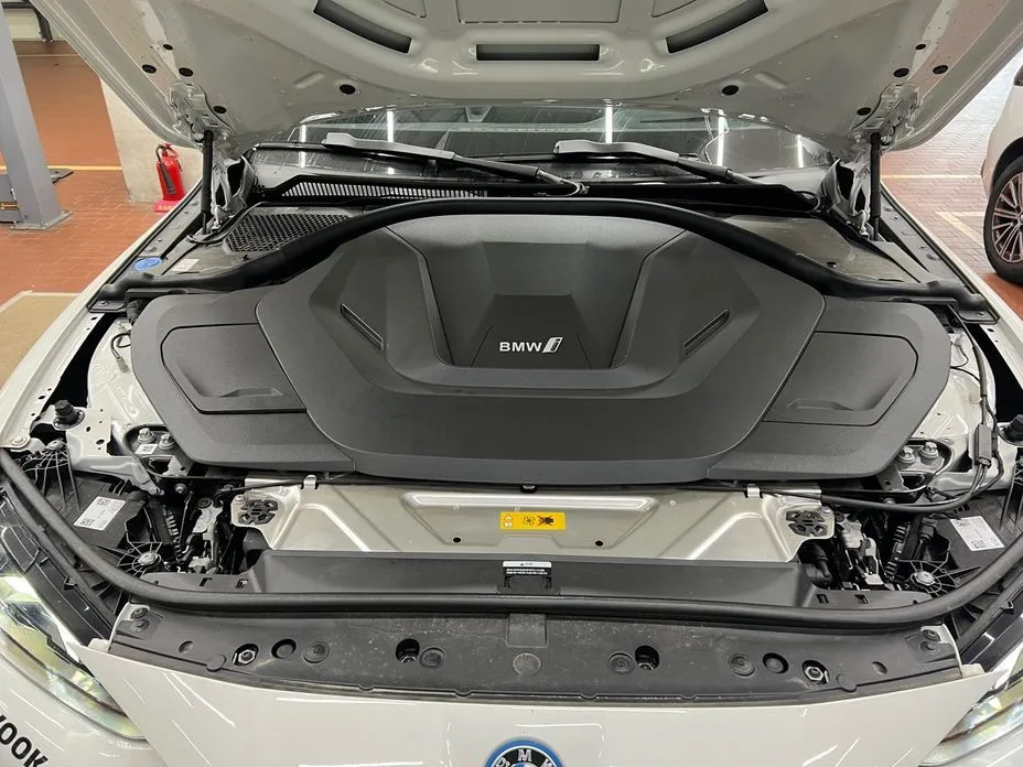 BMW i4 — фото 7