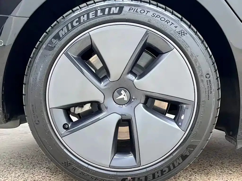 Tesla Model 3 — фото 10