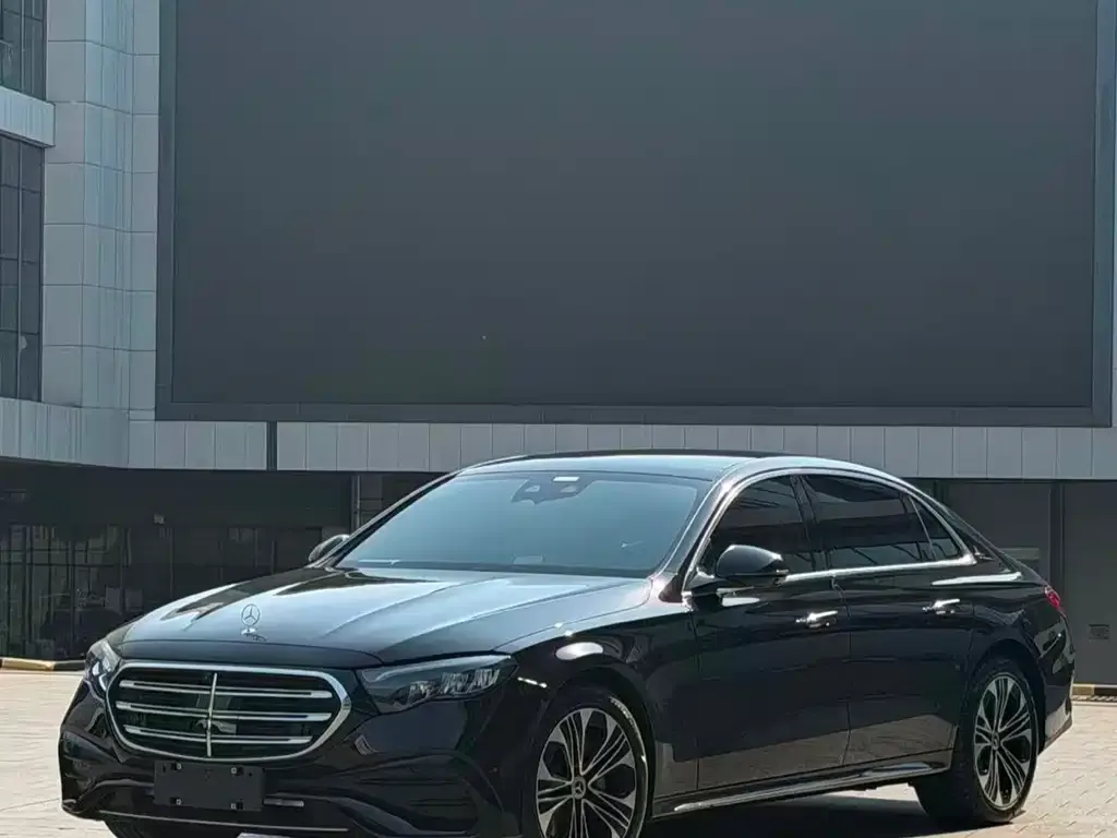 Mercedes-Benz E-Class — фото 1