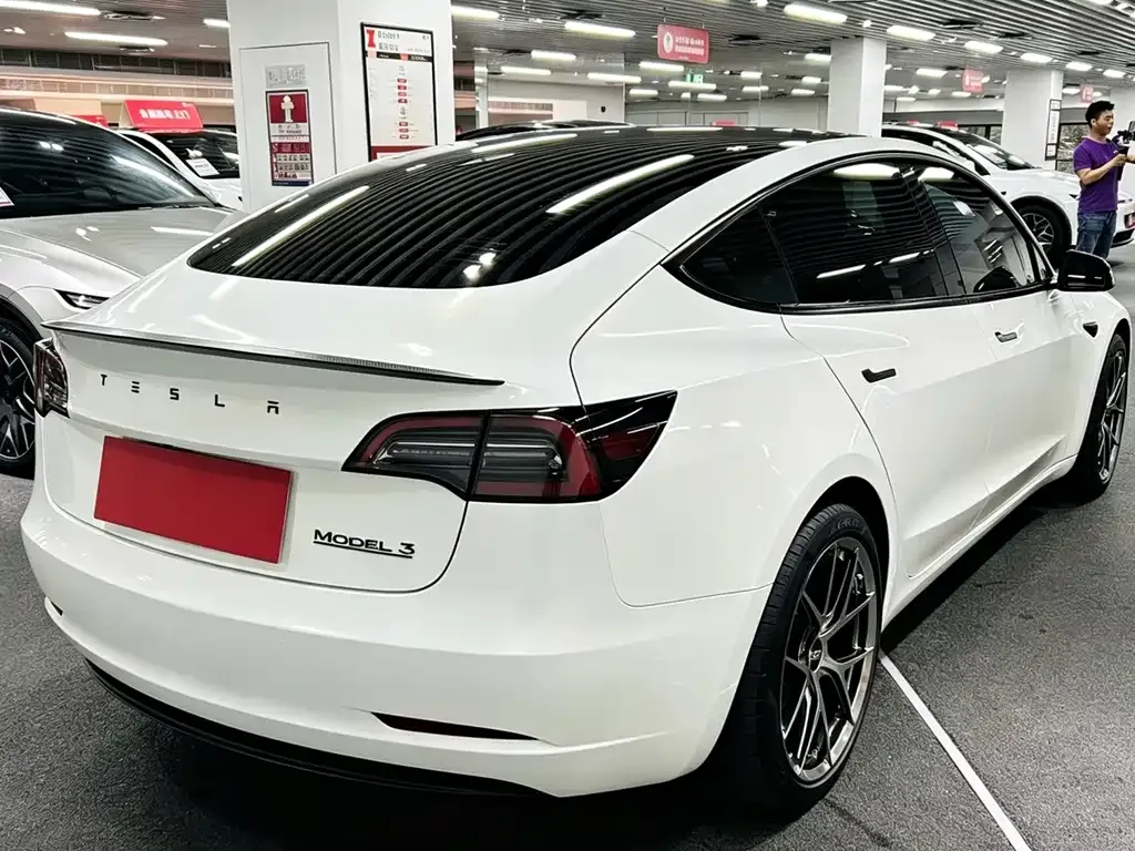 Tesla Model 3 — фото 2