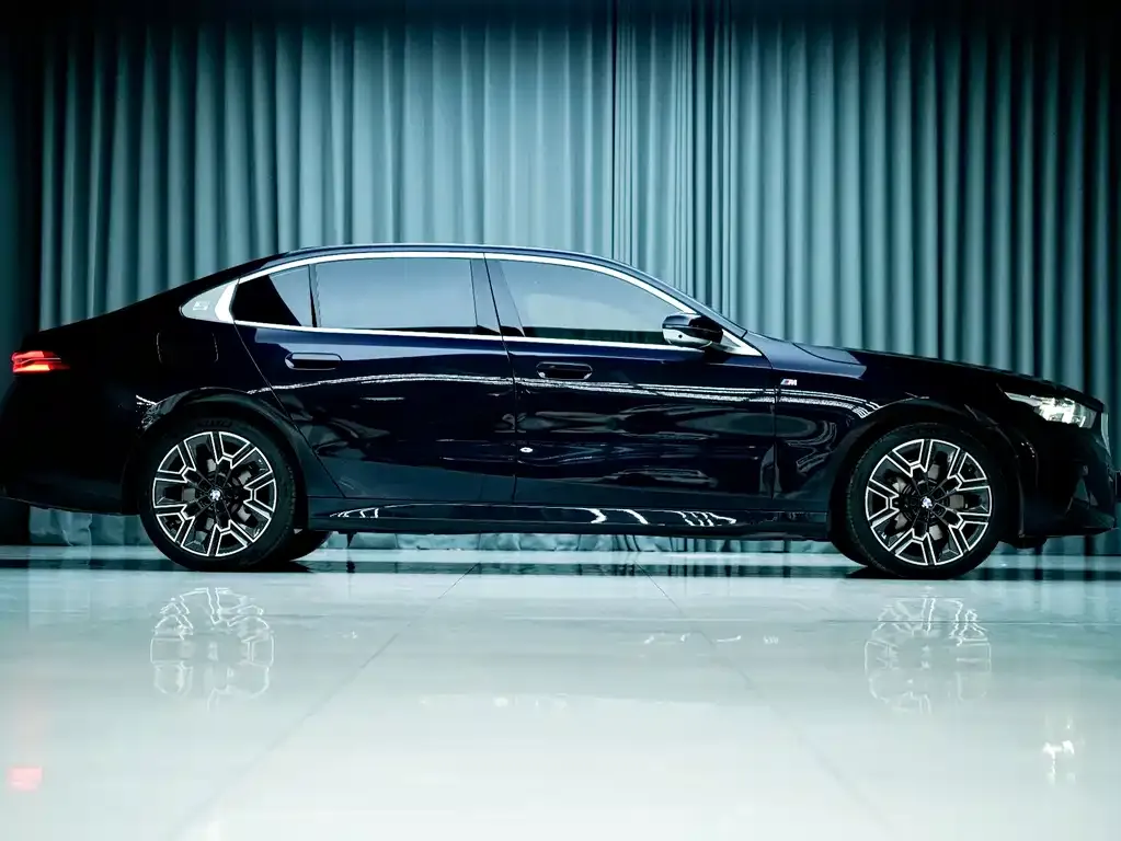 BMW 5 Series 2025 из CN, фото 4