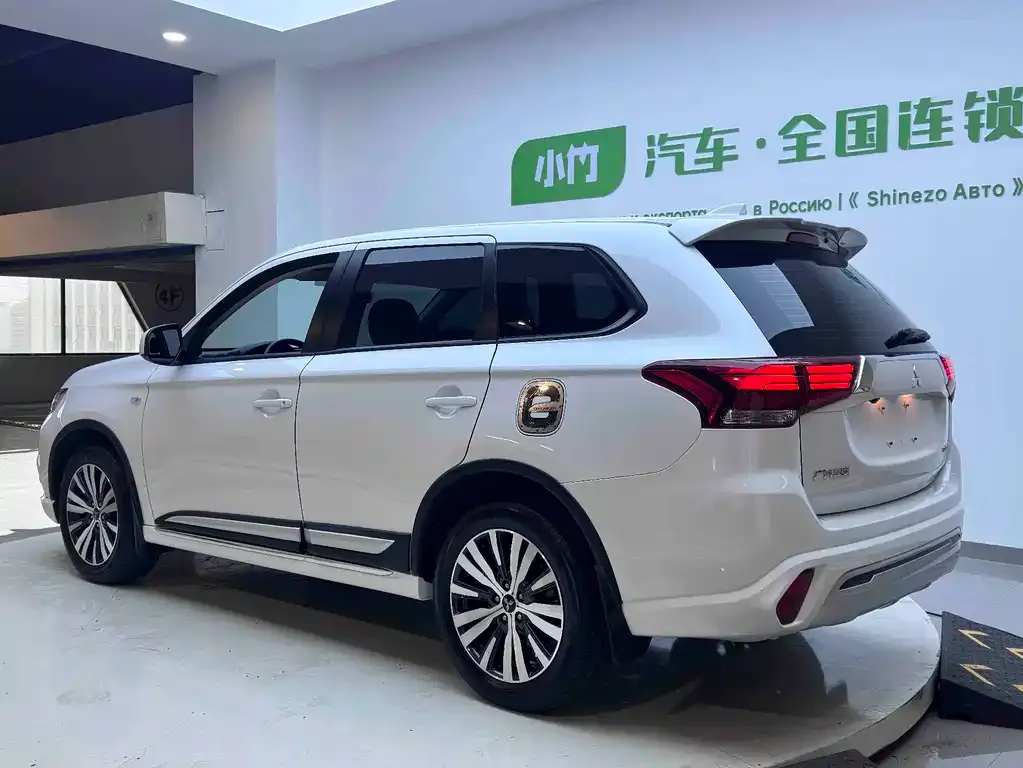 Mitsubishi Outlander — фото 7
