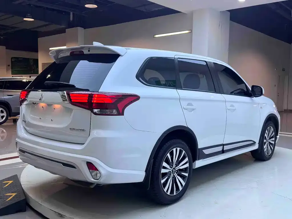 Mitsubishi Outlander — фото 10