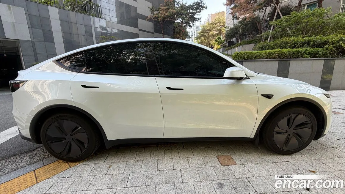 Tesla Model Y — фото 10