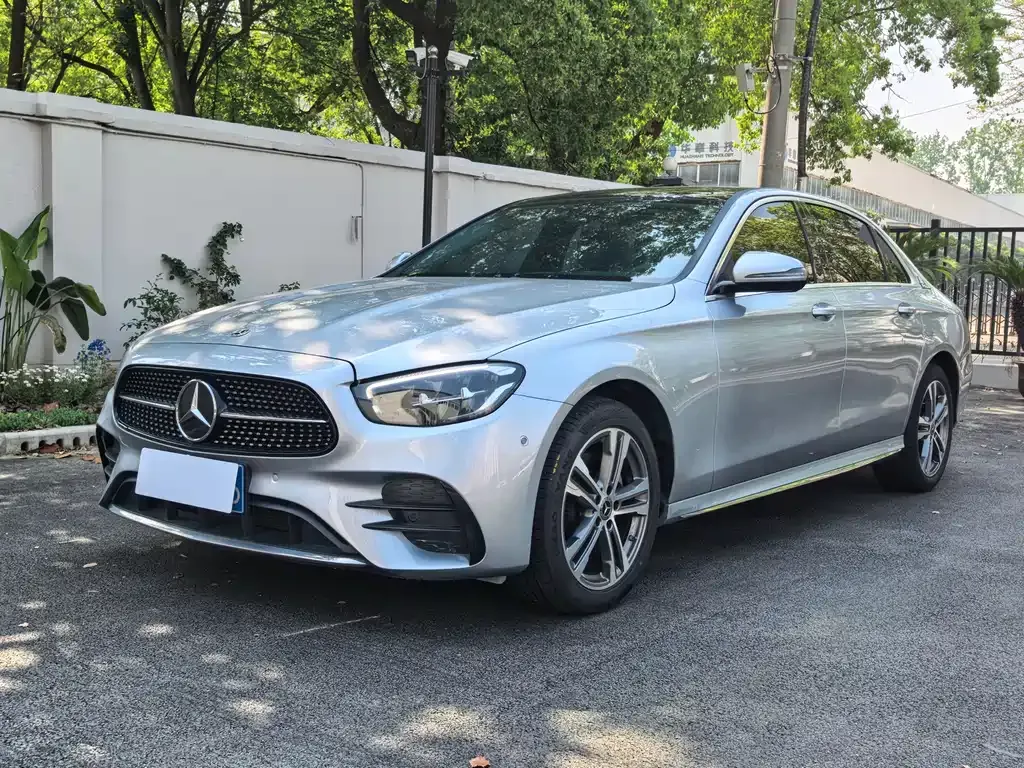 Mercedes-Benz E-Class — фото 1