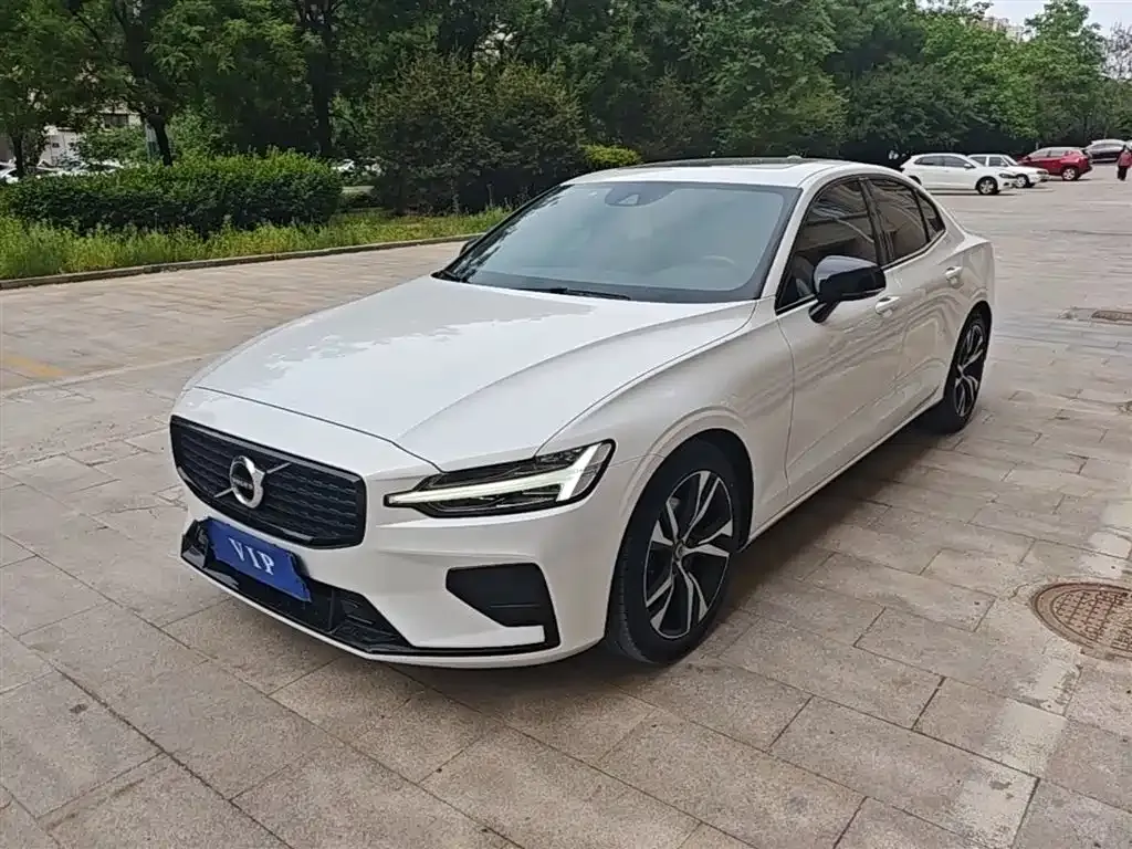 Volvo S60 — фото 1