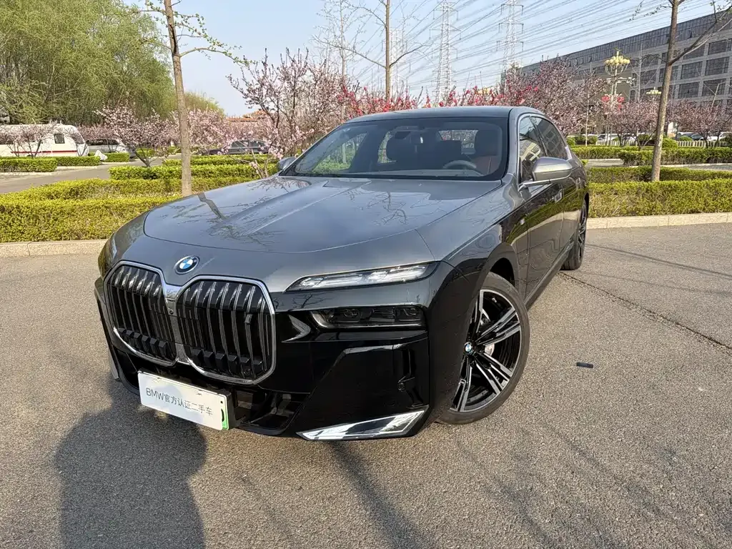 BMW i7