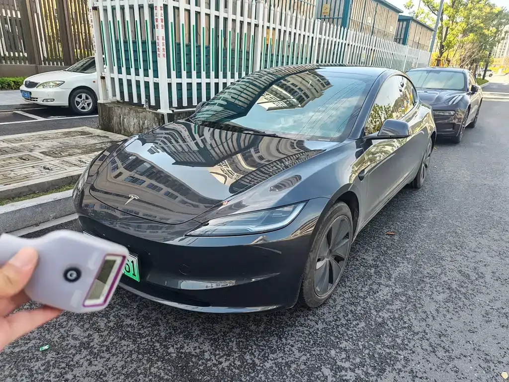 Tesla Model 3 — фото 1