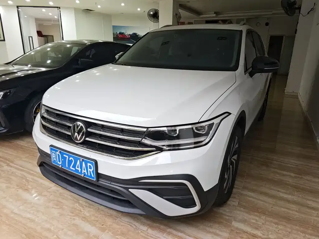 Volkswagen Tiguan L — фото 1