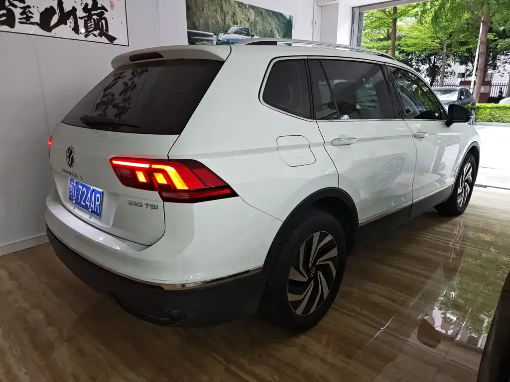 Volkswagen Tiguan L — фото 10