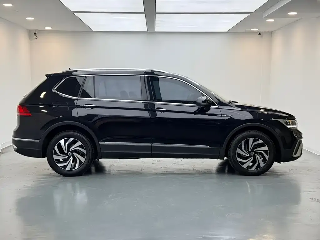 Volkswagen Tiguan L — фото 8