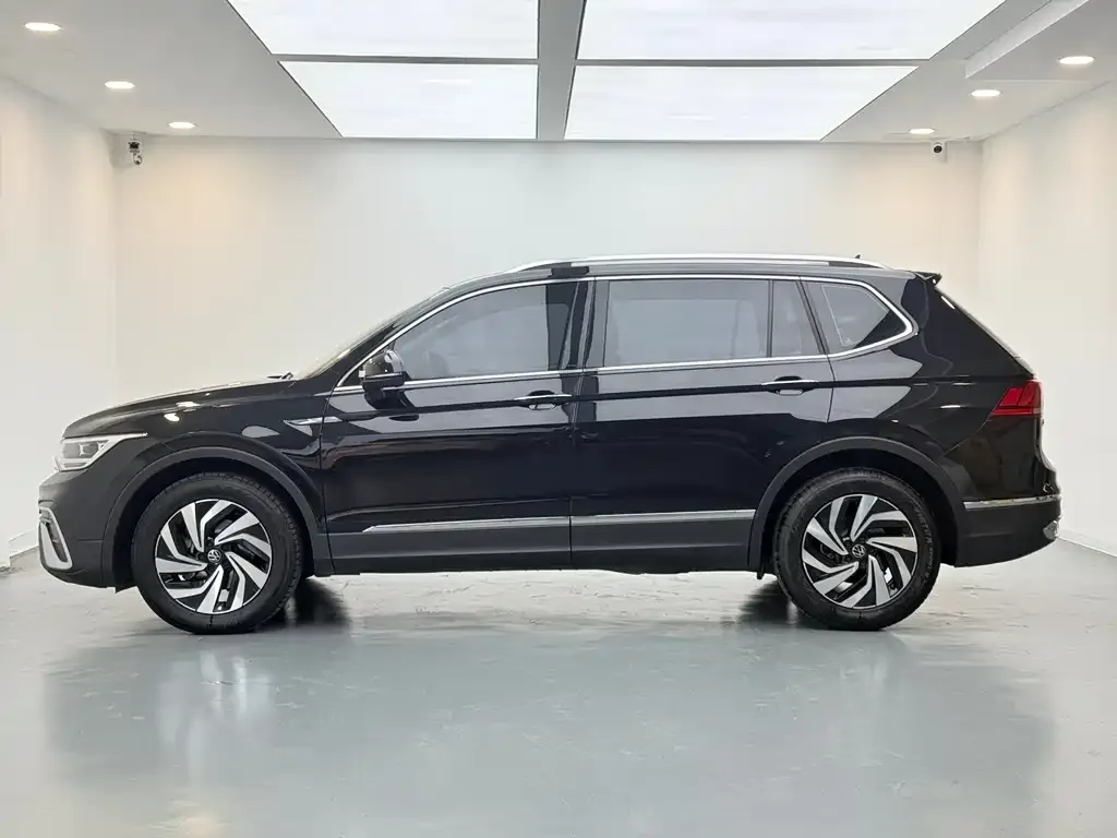 Volkswagen Tiguan L — фото 10