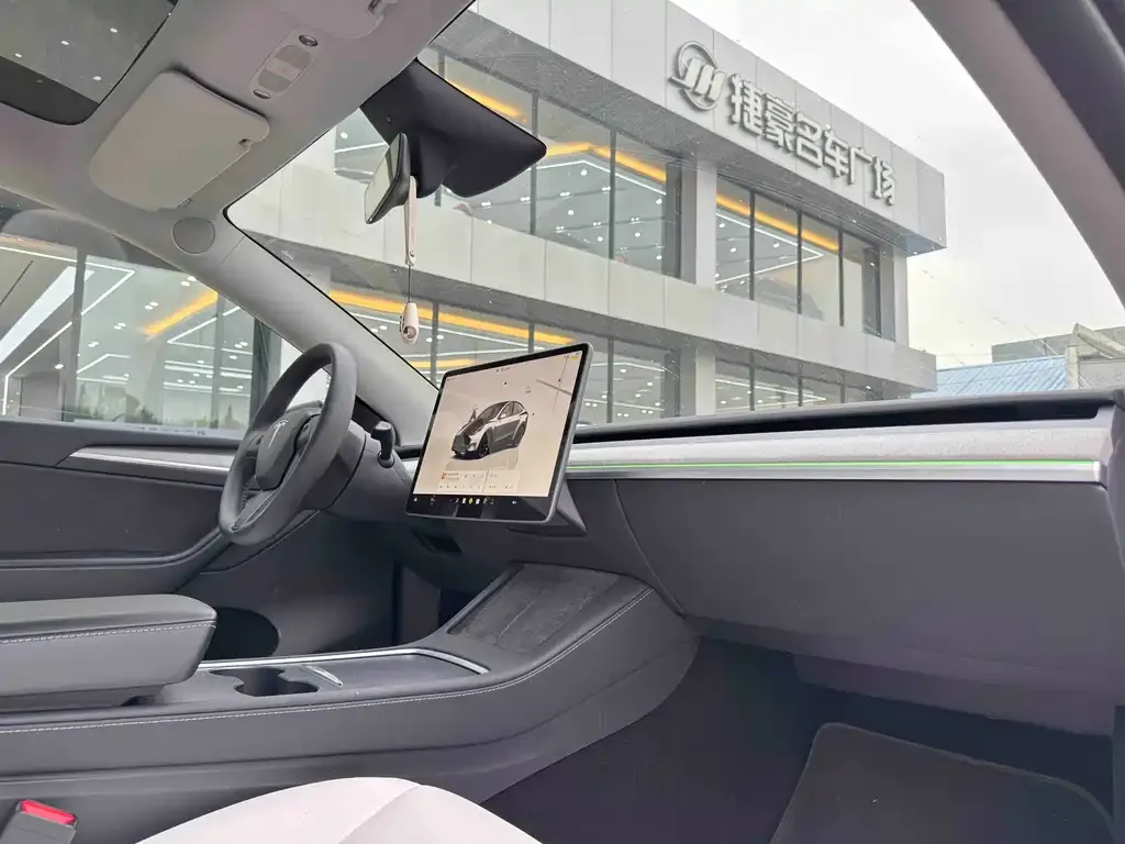 Tesla Model Y — фото 8